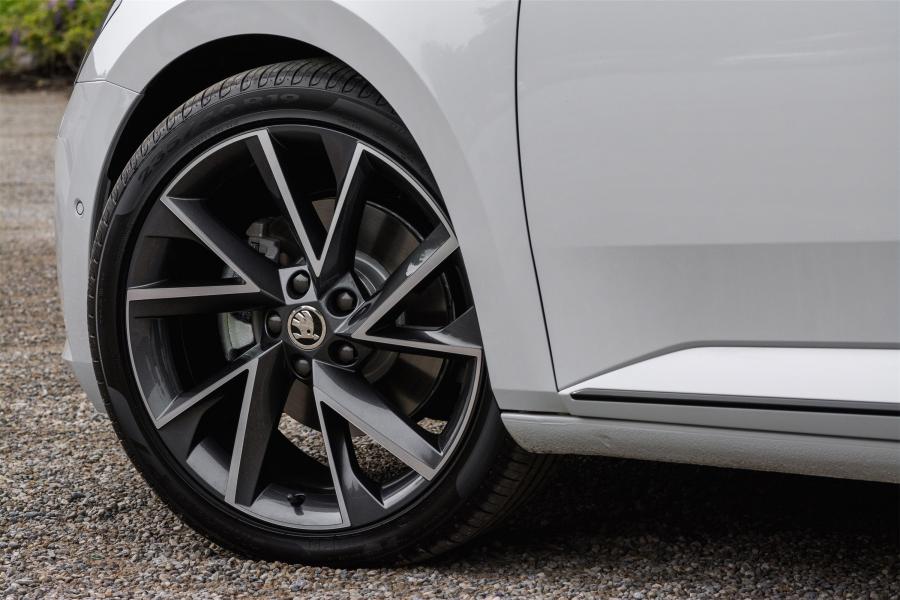Колеса Skoda Superb SportLine 2016 года  (фото 3 из 5)
